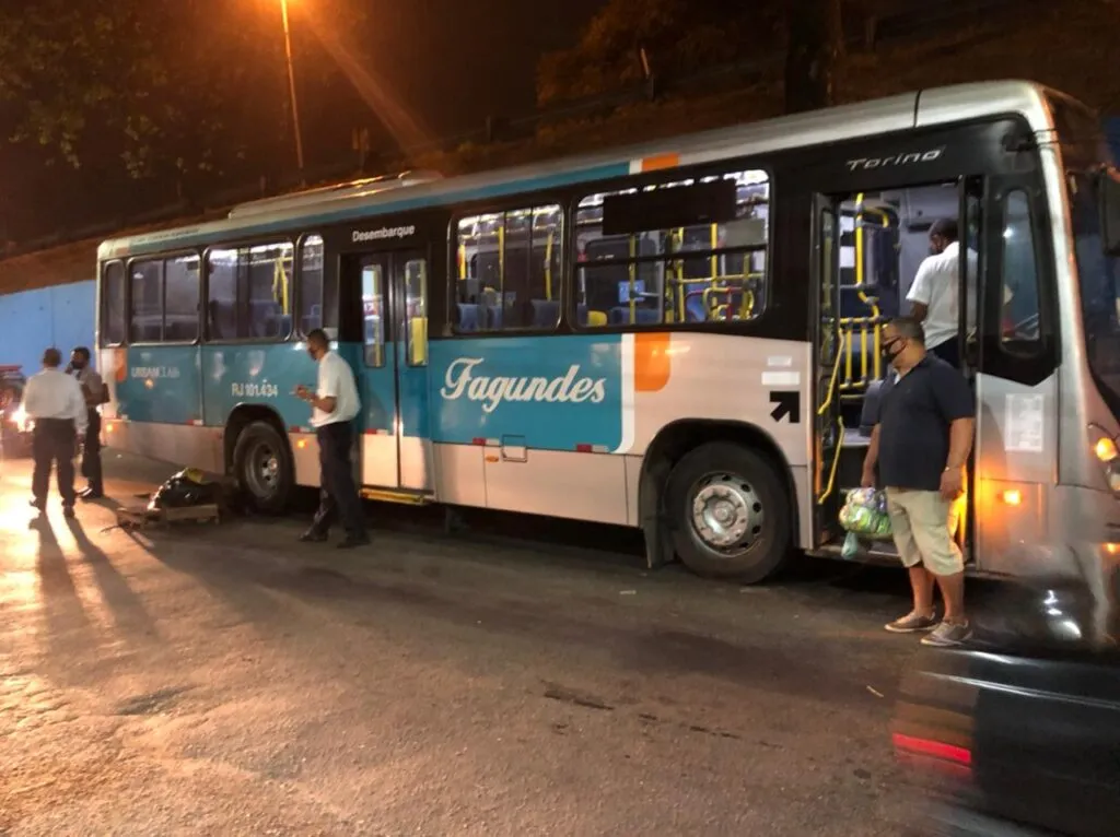 Imagem ilustrativa da imagem Ônibus atropela e mata pedestre nesta segunda-feira em São Gonçalo