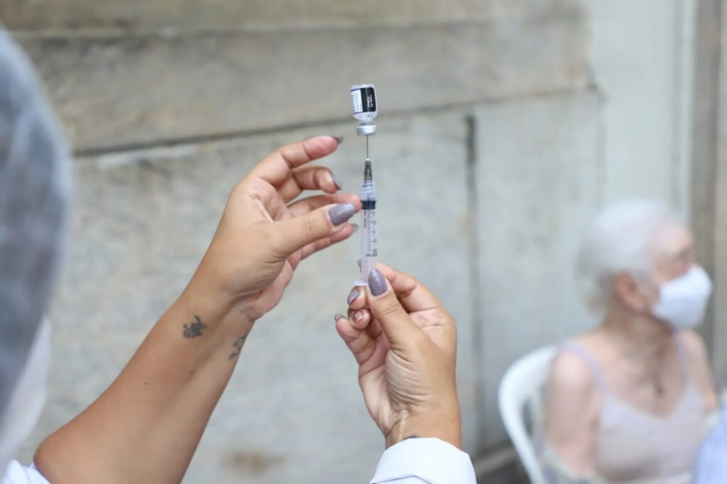 Imagem ilustrativa da imagem Rio vacina idosos acima de 84 anos com dose de reforço nesta semana