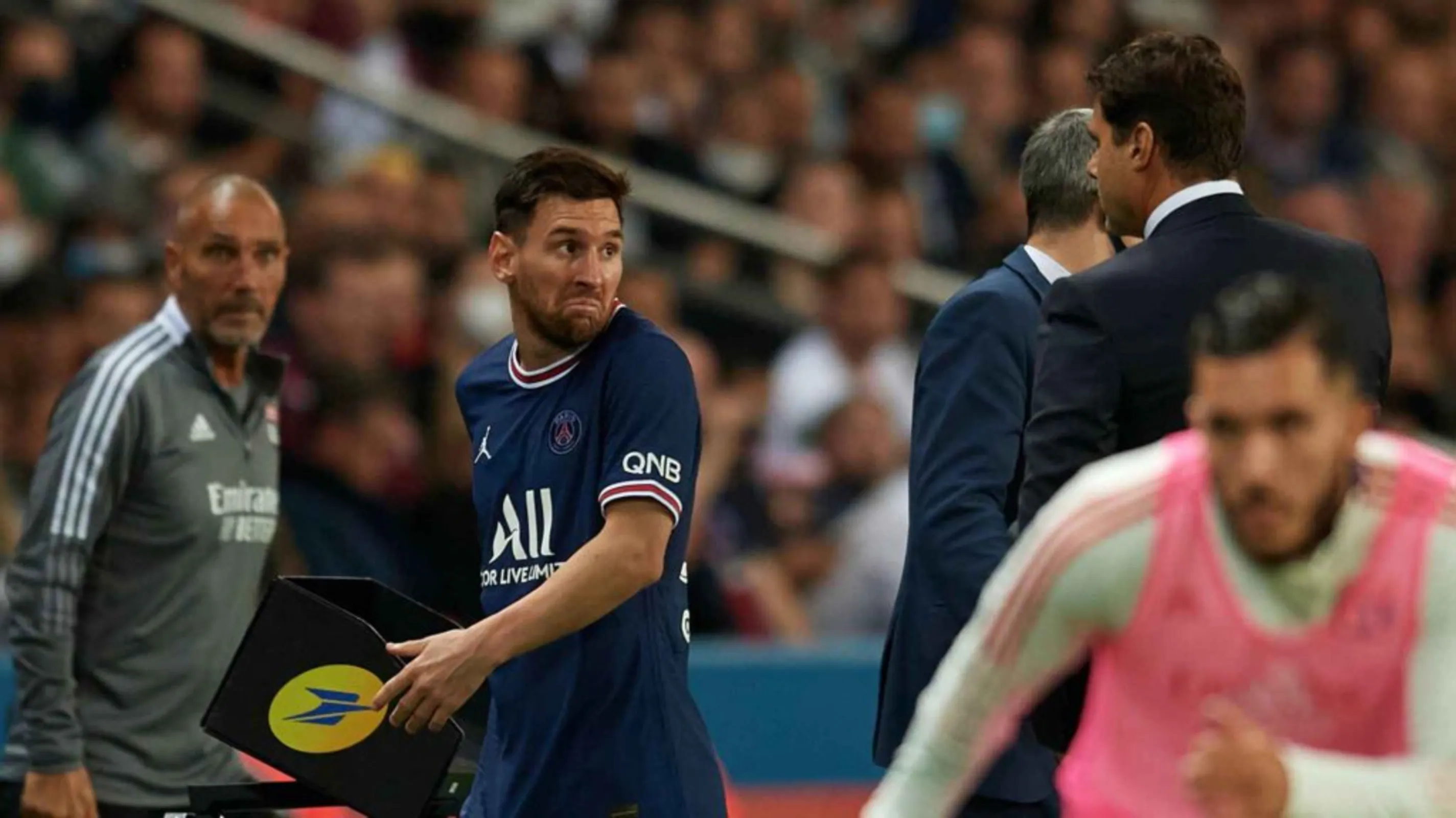 Imagem ilustrativa da imagem Após polêmica por substituição, PSG comunica lesão de Lionel Messi