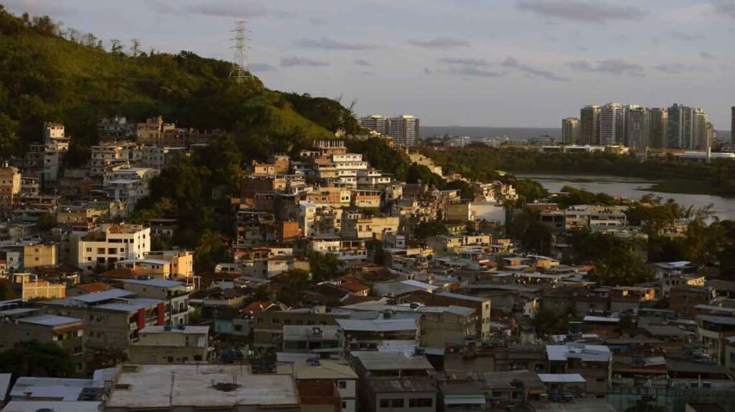 Vista da comunidade da Muzema, na zona oeste da cidade do Rio de Janeiro, onde dois prédios desabaram.