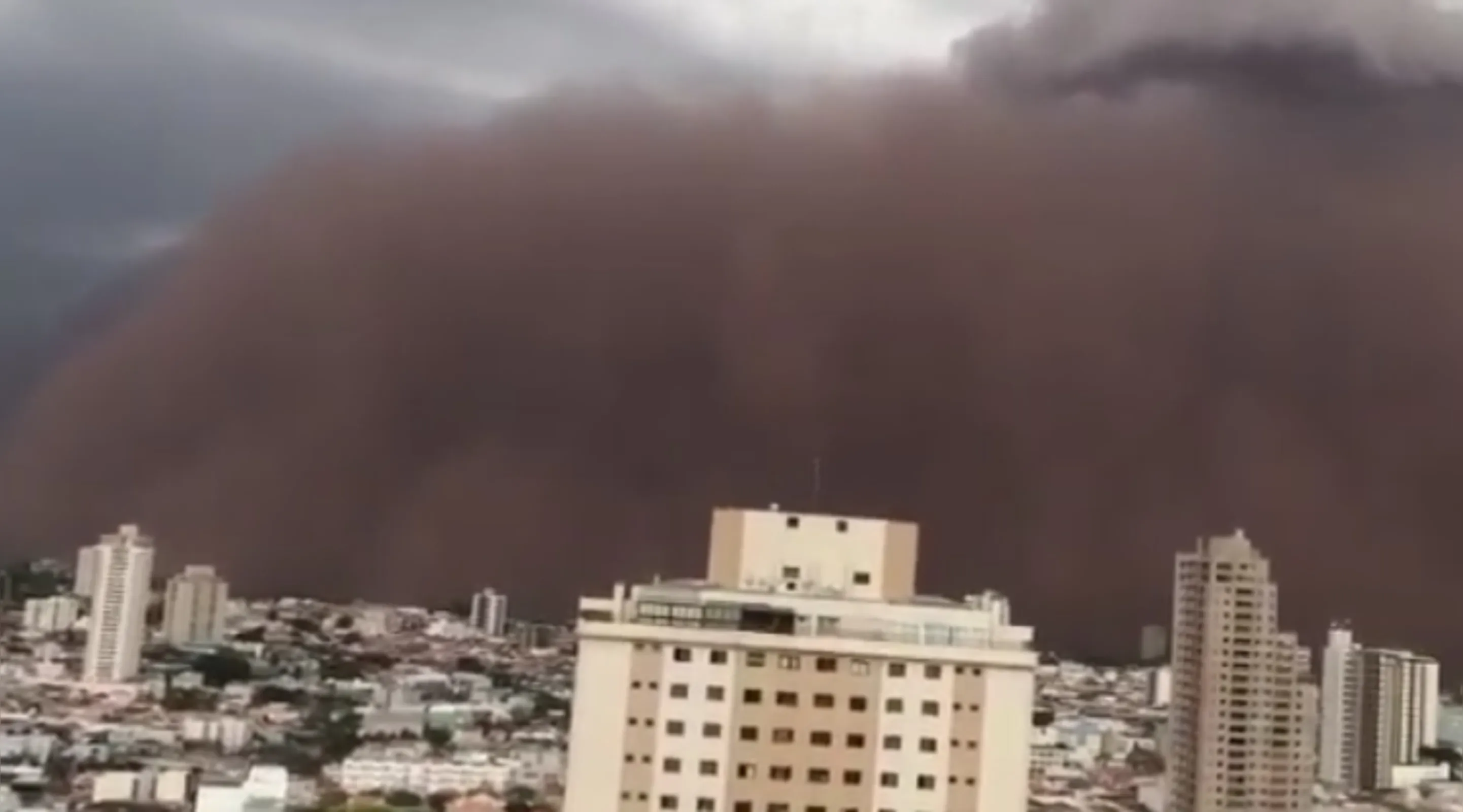 Imagem ilustrativa da imagem Tempestade de areia atinge cidades no interior de São Paulo