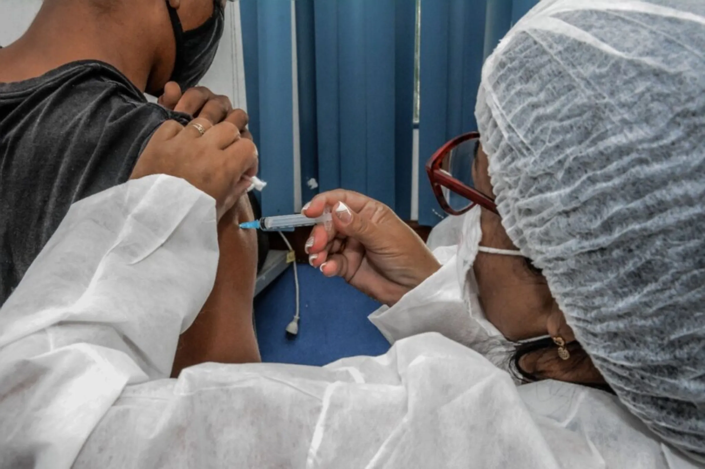Imagem ilustrativa da imagem Alunos adolescentes são vacinados contra Covid-19 em escolas de Itaboraí