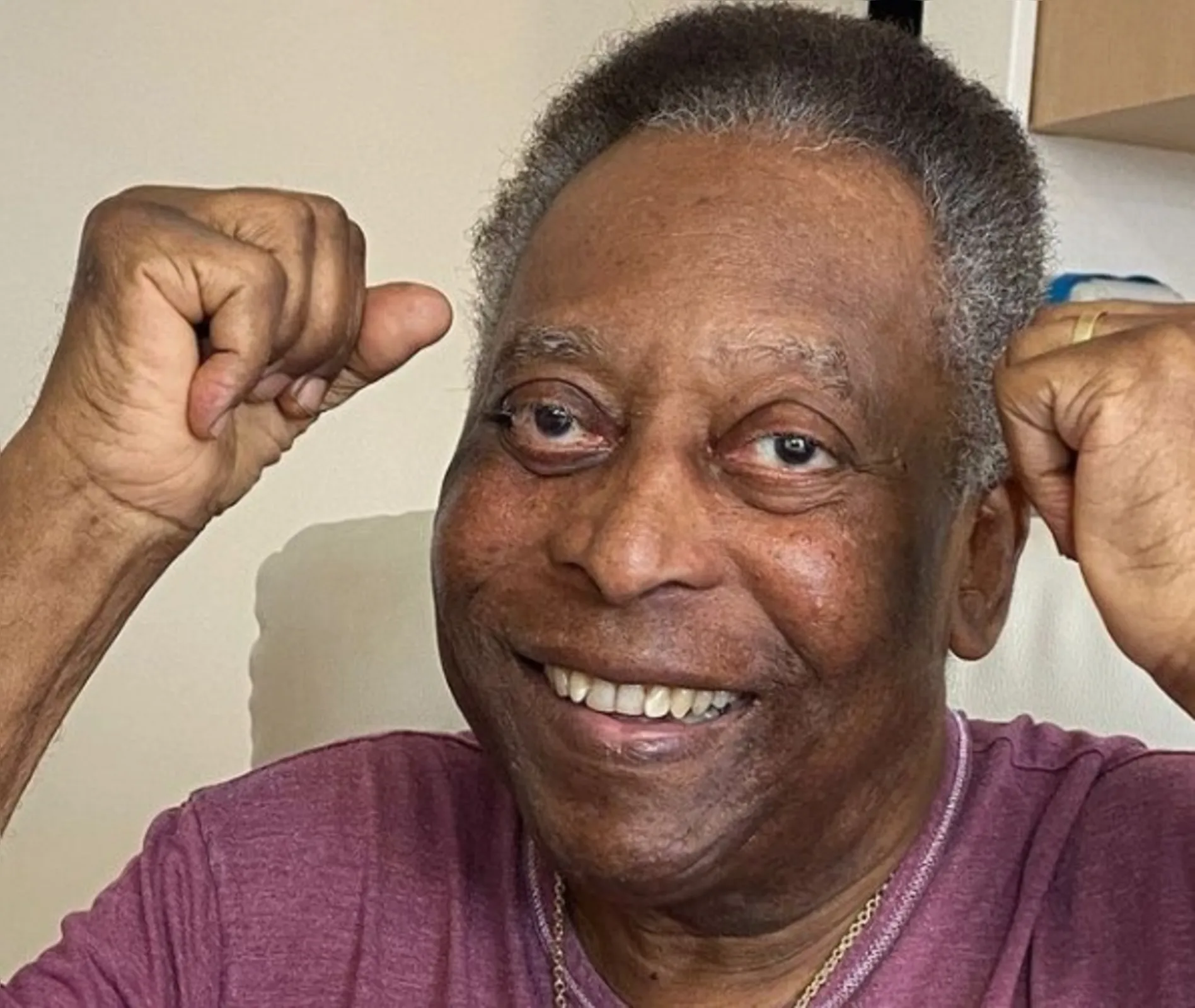 Imagem ilustrativa da imagem Pelé divulga vídeo se exercitando em hospital e diz: 'Um pouco melhor'
