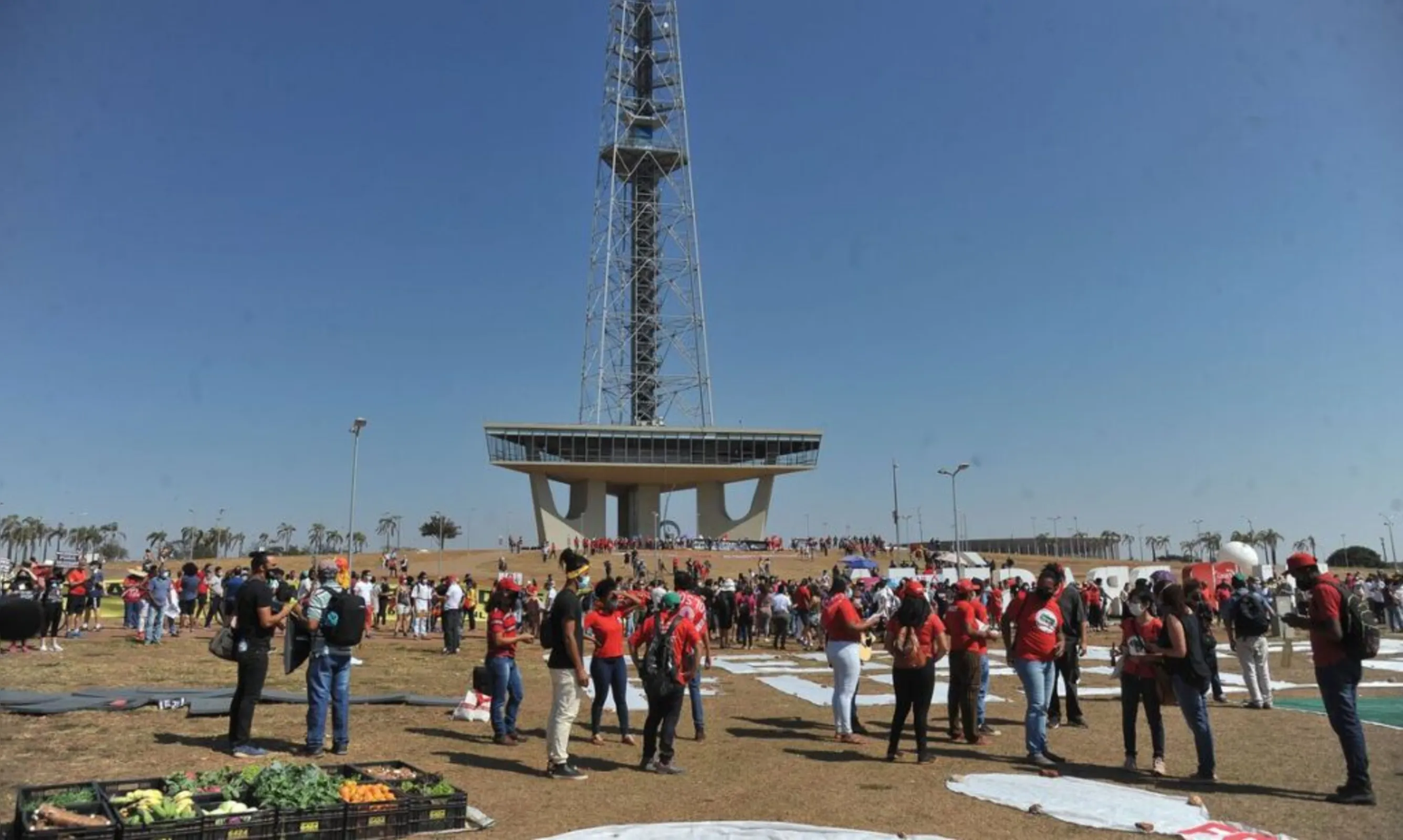 Manifestantes com orientações contrárias ao governo se concentram em frente a Fonte da Torre de TV em Brasília