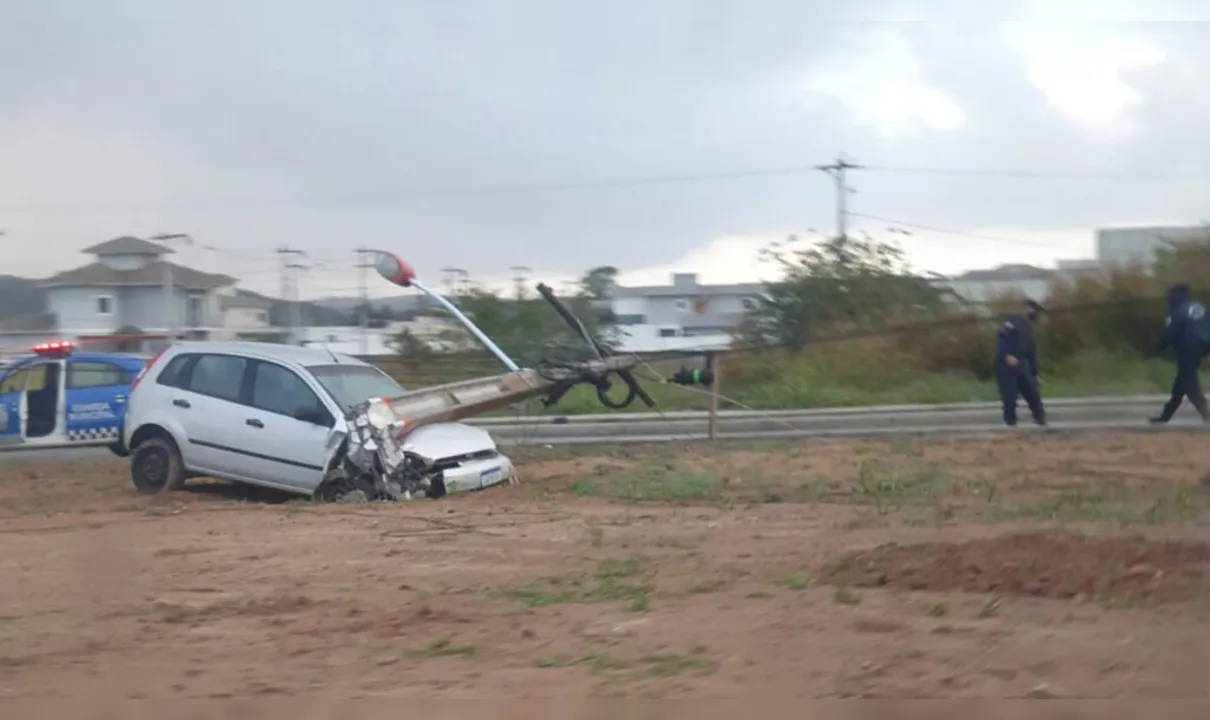 Imagem ilustrativa da imagem Carro colide e derruba poste na Estrada dos Cajueiros, em Itaipuaçu