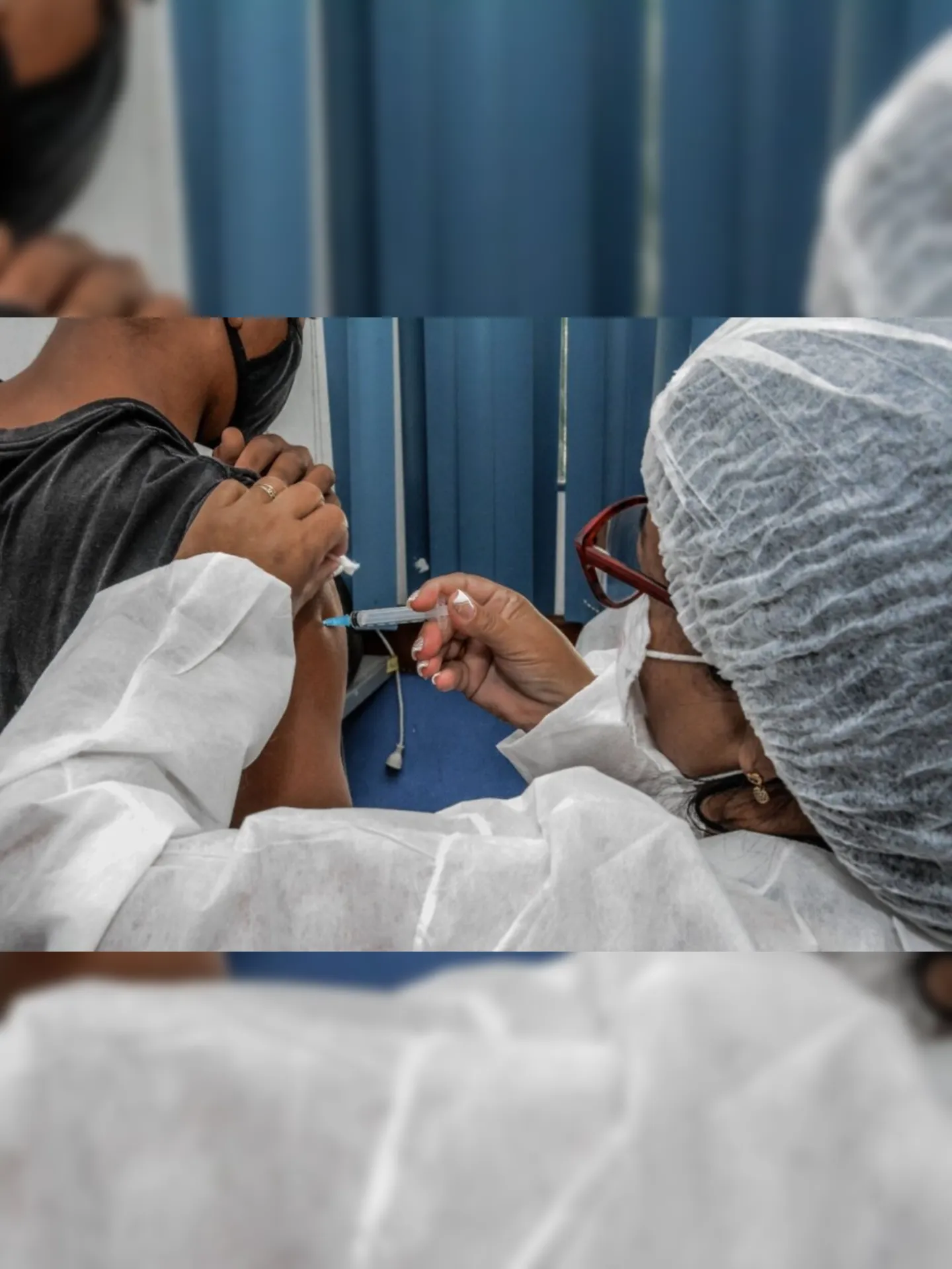 Imagem ilustrativa da imagem Alunos adolescentes são vacinados contra Covid-19 em escolas de Itaboraí