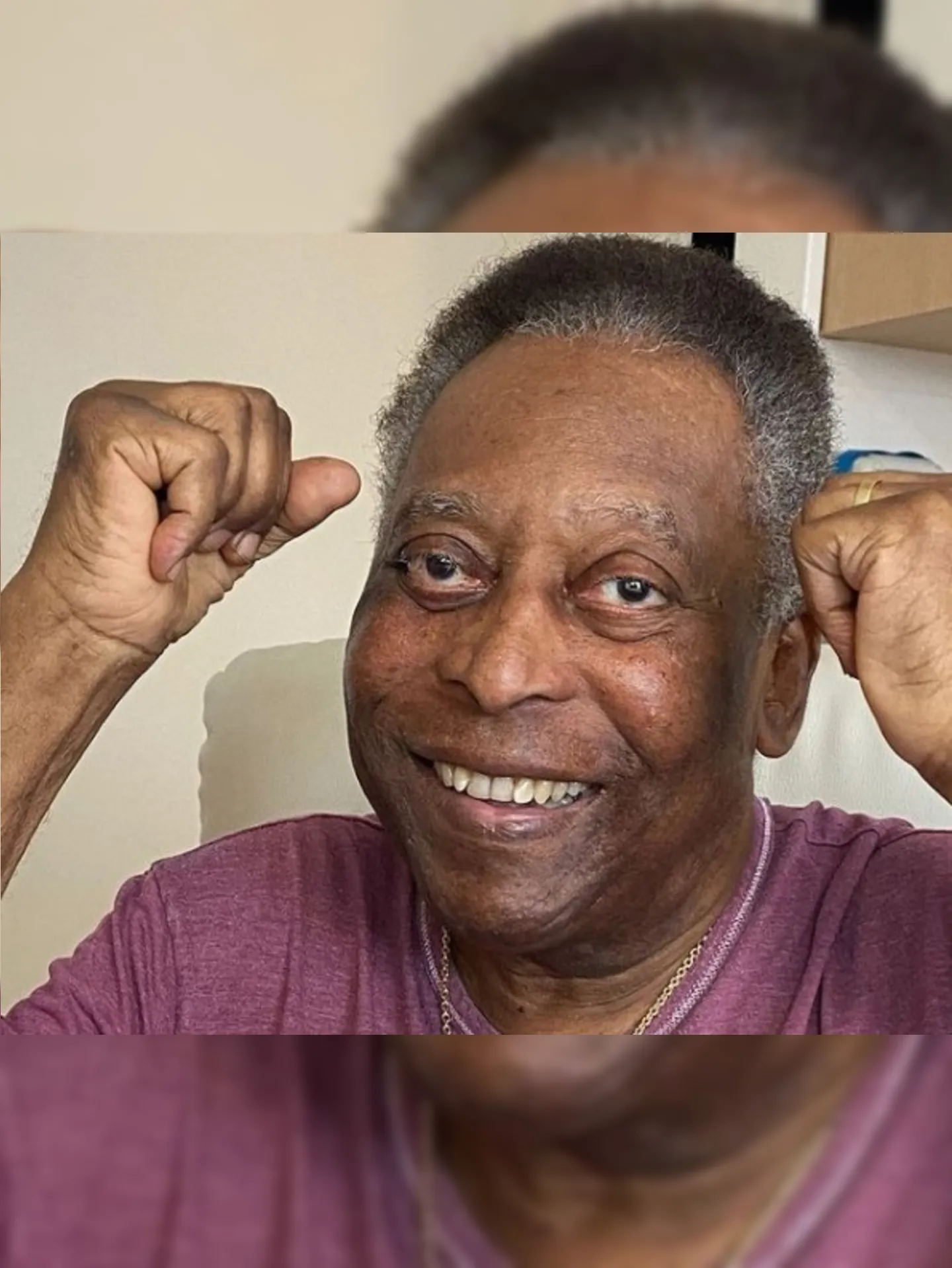 Imagem ilustrativa da imagem Pelé divulga vídeo se exercitando em hospital e diz: 'Um pouco melhor'
