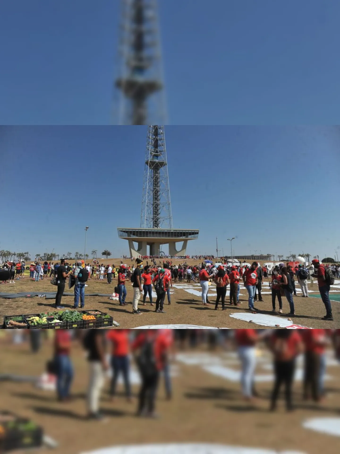 Manifestantes com orientações contrárias ao governo se concentram em frente a Fonte da Torre de TV em Brasília