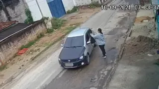 Imagem ilustrativa da imagem Vídeo flagra mulher sendo assaltada em São Gonçalo
