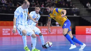 Imagem ilustrativa da imagem Brasil joga melhor, esbarra em "paredão", mas cai para a Argentina na Copa de Futsal