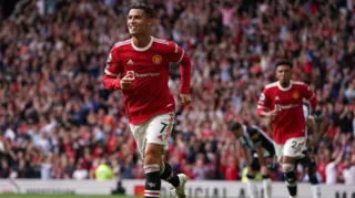 Imagem ilustrativa da imagem Cristiano Ronaldo brilha e marca dois gols em reestreia pelo Manchester United