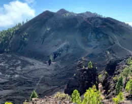 Imagem ilustrativa da imagem Lava de vulcão Cumbre Vieja chega ao Oceano Atlântico
