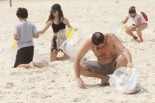 Imagem ilustrativa da imagem Clean Up Day: voluntários limpam praias de Niterói