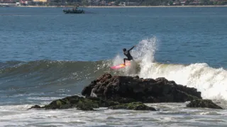 Imagem ilustrativa da imagem Ressaca atrai surfistas para a Praia de Icaraí nesta sexta