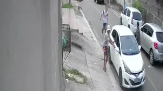 Imagem ilustrativa da imagem Vídeo flagra quarteto roubando veículo em São Gonçalo