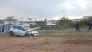 Imagem ilustrativa da imagem Carro colide e derruba poste na Estrada dos Cajueiros, em Itaipuaçu