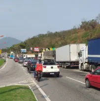 Imagem ilustrativa da imagem Manifestação de caminhoneiros deixa trânsito lento na RJ-106 em Maricá