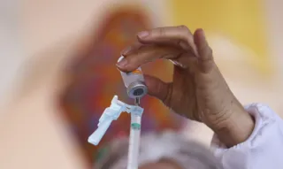 Imagem ilustrativa da imagem Covid-19: Rio vacina idosos com 90 anos ou mais neste sábado