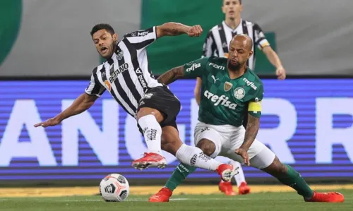 O jogador Felipe Melo, da SE Palmeiras, disputa bola com o jogador Hulk, do C Atlético Mineiro, durante partida válida pelas semifinais, ida, da Copa Libertadores, na arena Allianz Parque. (Foto: Cesar Greco)