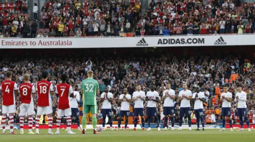 Players observe a minute's applause for Jimmy Greaves, former Tottenham and Chelsea player and England International, before the English Premier League football match between Arsenal and Tottenham Hotspur at the Emirates Stadium in London on September 26, 2021. (Photo by Ian KINGTON / IKIMAGES / AFP) / RESTRICTED TO EDITORIAL USE. No use with unauthorized audio, video, data, fixture lists, club/league logos or 'live' services. Online in-match use limited to 45 images, no video emulation. No use in betting, games or single club/league/player publications.