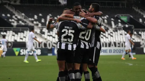 Imagem ilustrativa da imagem Botafogo tem 15 vezes mais chances de acesso que o Vasco, diz estudo