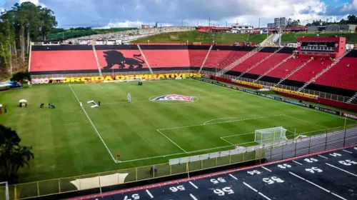 Imagem ilustrativa da imagem Botafogo enfrenta o desesperado Vitória de olho em tropeço do líder