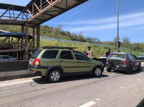 Imagem ilustrativa da imagem Engavetamento complica trânsito na RJ-104, em Niterói