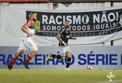 Imagem ilustrativa da imagem Com um a menos e polêmica, Vasco vence o Brusque e respira na Série B