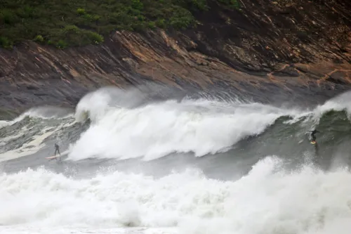 Imagem ilustrativa da imagem Elite do surf dá show com manobras nas ondas da praia de Itacoatiara, em Niterói