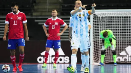 Imagem ilustrativa da imagem Nos pênaltis, Argentina supera Rússia e pega o Brasil na semi da Copa de Futsal