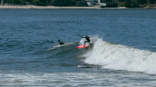 Imagem ilustrativa da imagem Ressaca atrai surfistas para a Praia de Icaraí nesta sexta