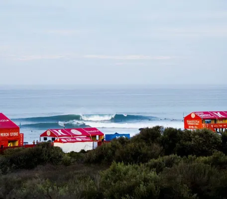 Imagem ilustrativa da imagem World Surf League emite alerta amarelo e finais podem acontecer nesta segunda