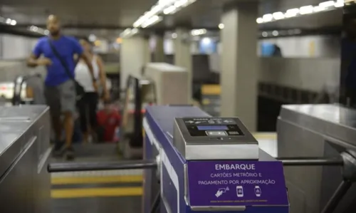 Rio de Janeiro - Metrô Rio lança serviço de pagamento da tarifa por tecnologia de aproximação, com cartões, celulares e outros dispositivos, diretamente nas catracas de embarque das estações.(Foto: Fernando Frazão/Agência Brasil)