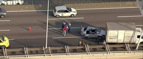 Imagem ilustrativa da imagem Acidente entre carro e caminhão deixa ferido na Ponte Rio-Niterói