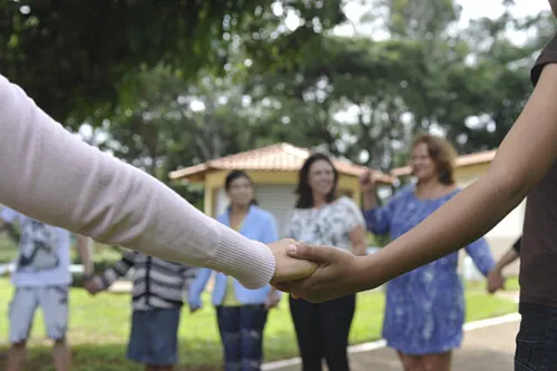 Terapia Comunitária Integrativa aproveita experiências da própria comunidade para criar soluções para as dificuldades de cada paciente. Método fortalece os laços sociais e os benefícios da vida em conjunto. Foto: Gabriel Jabur/Agência Brasília.