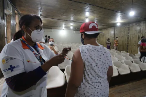 Imagem ilustrativa da imagem Vacinação contra Covid-19 em Niterói chega aos adolescentes de 12 anos