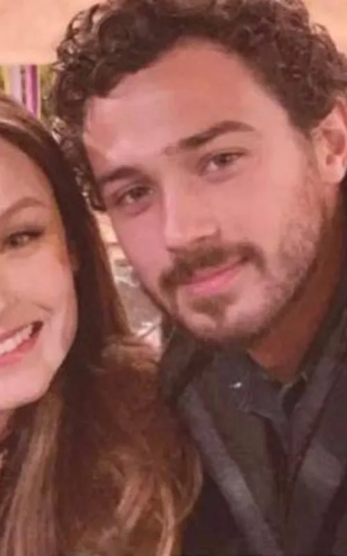 Imagem ilustrativa da imagem Larissa Manoela e André Luiz Frambach trocam carinhos em praia do Rio de Janeiro