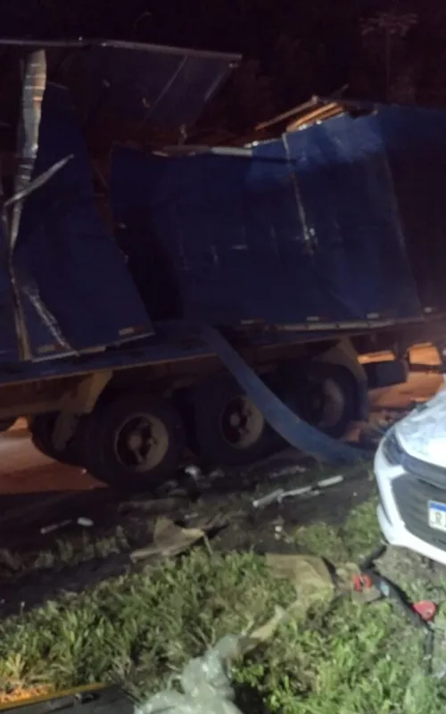 Imagem ilustrativa da imagem Caminhão tomba e deixa feridos na BR-101, em Rio Bonito