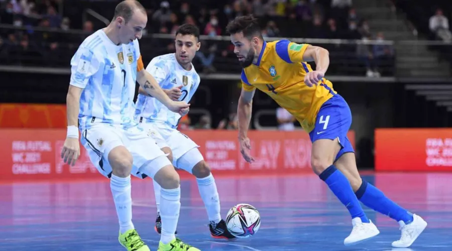 Imagem ilustrativa da imagem Brasil joga melhor, esbarra em "paredão", mas cai para a Argentina na Copa de Futsal