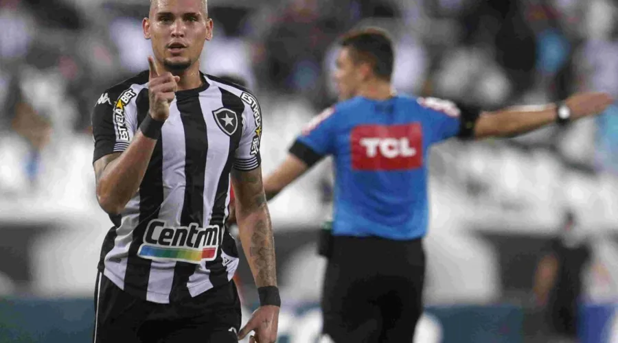 Imagem ilustrativa da imagem Com volta da torcida e estreia de Rafael, Botafogo vence e assume vice-liderança