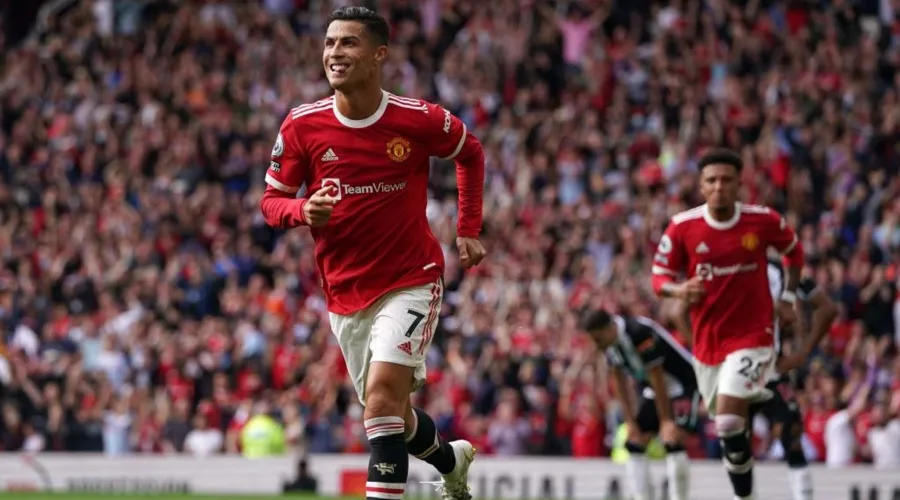 Imagem ilustrativa da imagem Cristiano Ronaldo brilha e marca dois gols em reestreia pelo Manchester United