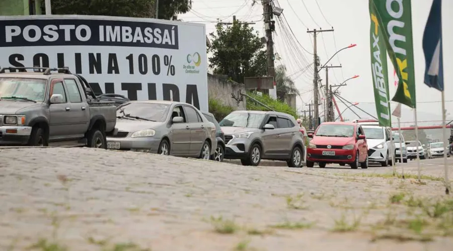Imagem ilustrativa da imagem Medo de desabastecimento e postos de combustíveis lotados em Maricá