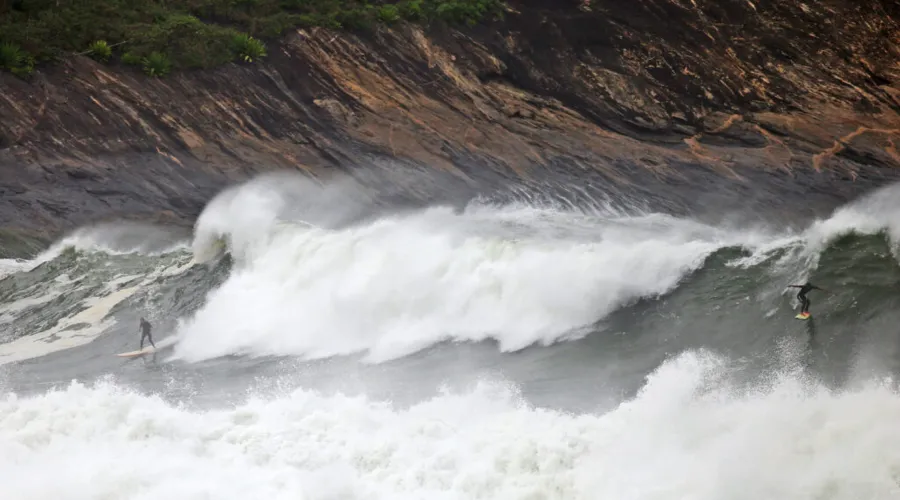 Imagem ilustrativa da imagem Elite do surf dá show com manobras nas ondas da praia de Itacoatiara, em Niterói