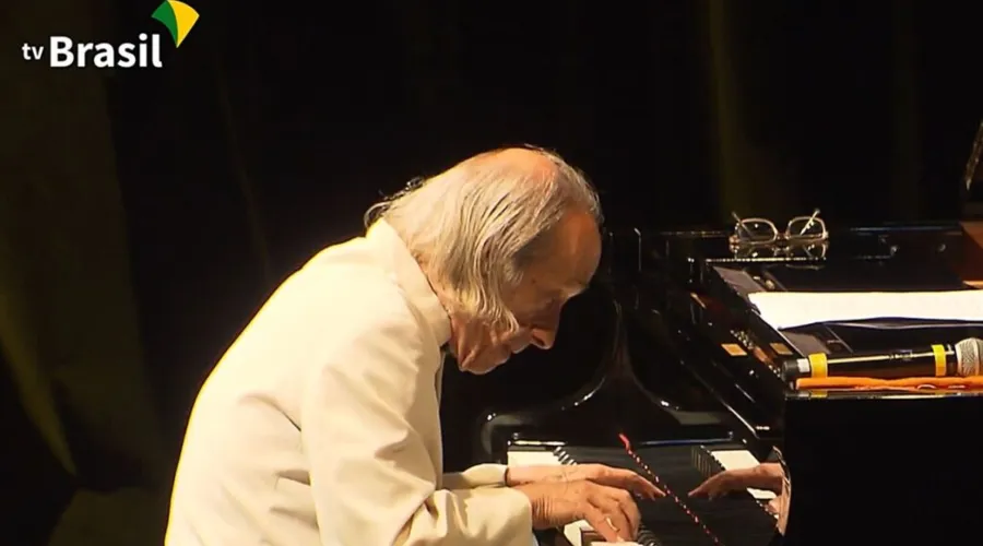 João Carlos Assis Brasil apresenta o concerto "Todos os Pianos"