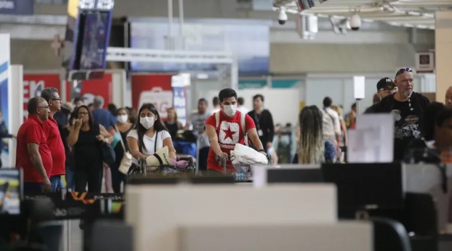 Passageiros e funcionários circulam vestindo máscaras contra o novo coronavírus (Covid-19) no Aeroporto Internacional Tom Jobim- Rio Galeão