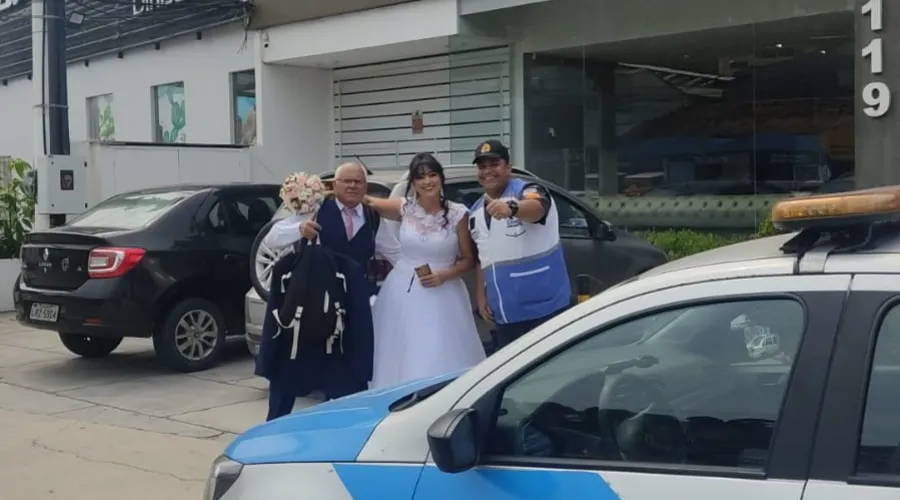 Imagem ilustrativa da imagem Kombi enguiça e noivos chegam à igreja na viatura da polícia em Niterói