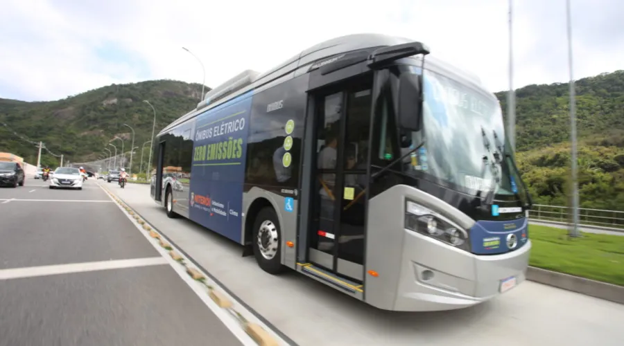 Imagem ilustrativa da imagem Ônibus elétrico circula a partir desta terça em Niterói