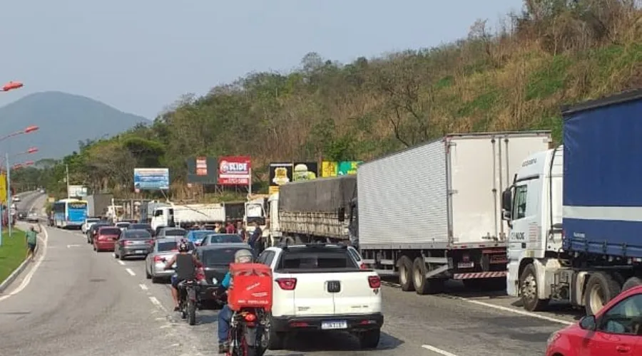 Imagem ilustrativa da imagem Manifestação de caminhoneiros deixa trânsito lento na RJ-106 em Maricá