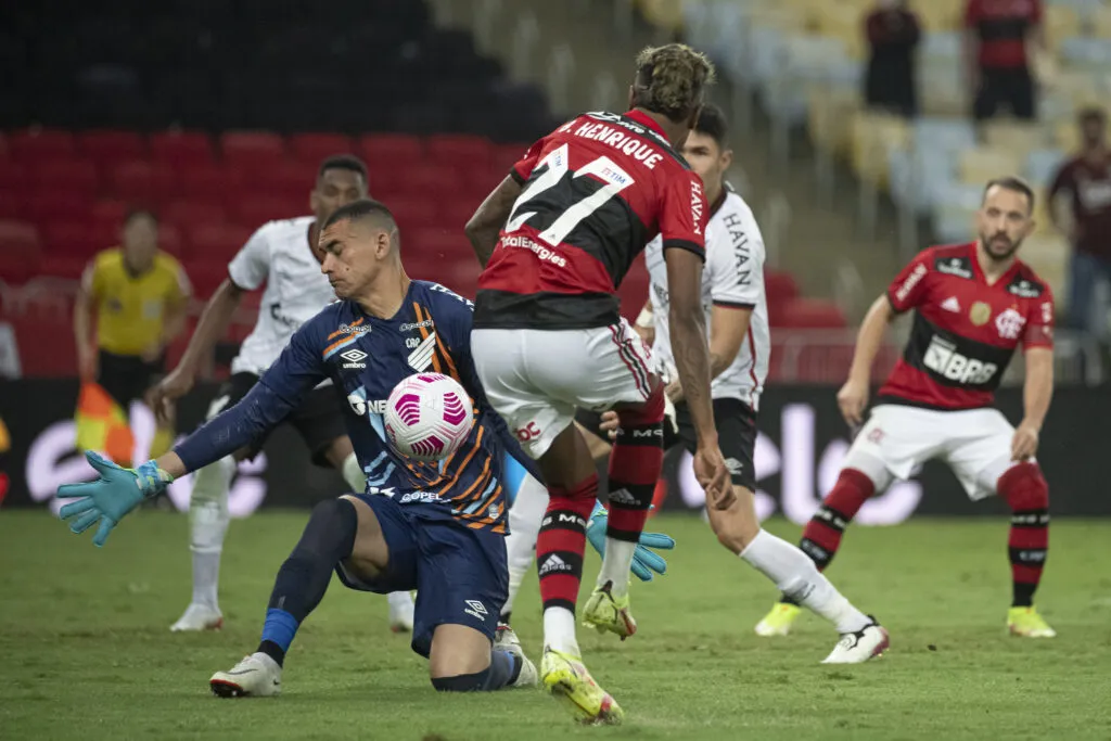 Imagem ilustrativa da imagem Flamengo é goleado em casa e Copa do Brasil tem duelo de Atléticos na final
