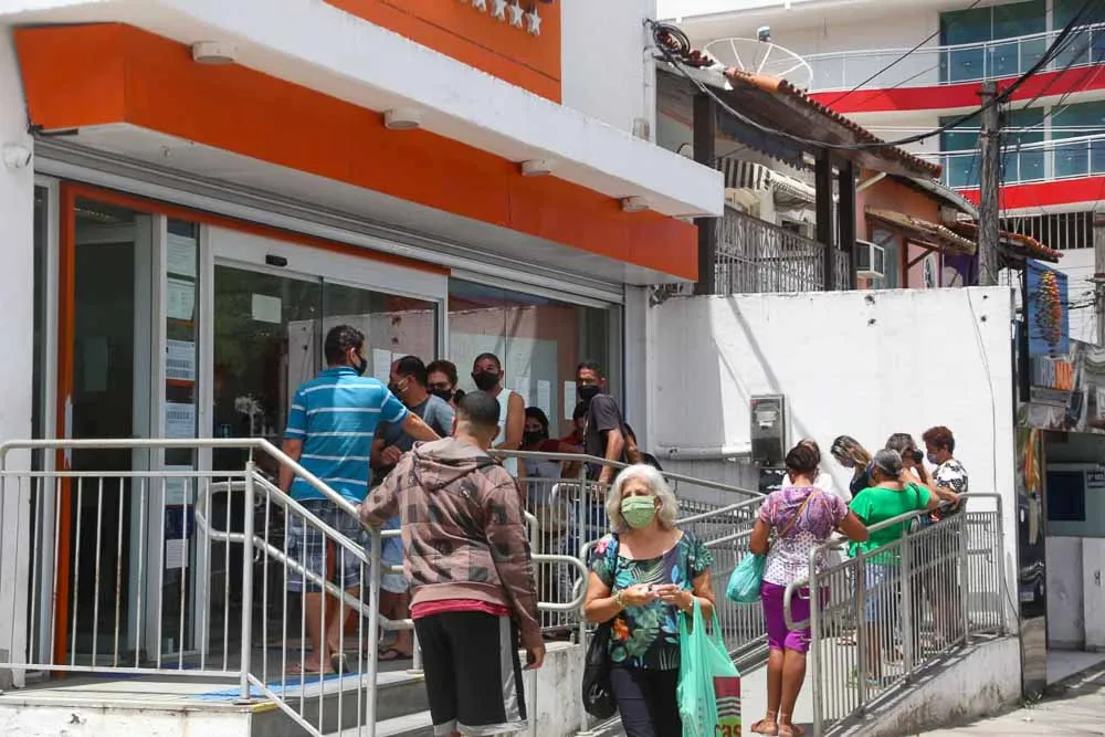 Imagem ilustrativa da imagem Idoso sofre mal súbito em frente a uma agência bancária no Centro de Maricá